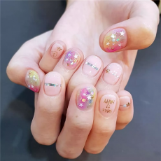 清新透明底色美甲-2018就靠这几款美甲给你加分!